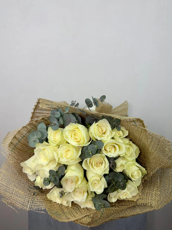 Hasırda Beyaz Güller Buketi