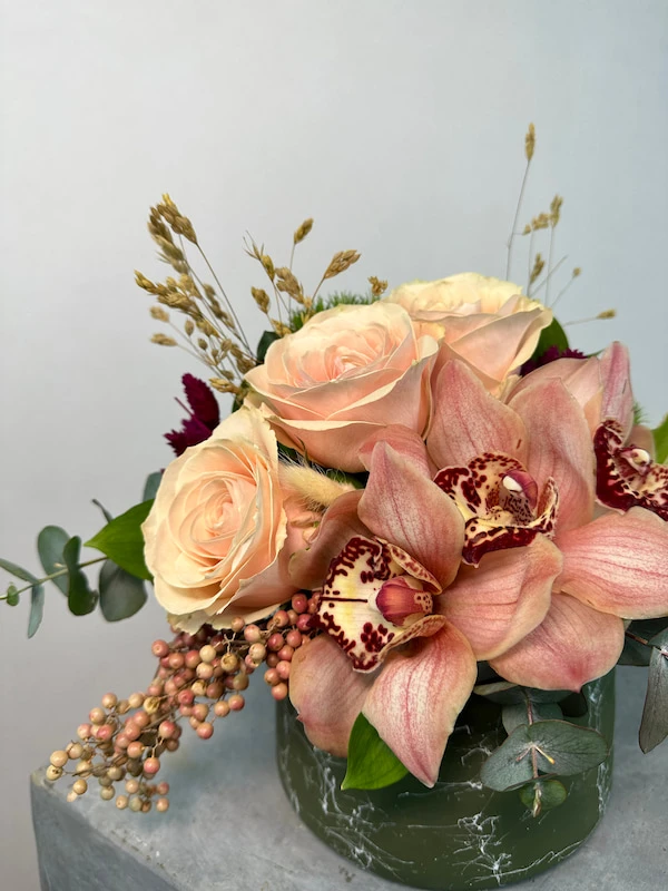 Yeşil Vazoda Somon Güller ve Simbidyum Mini