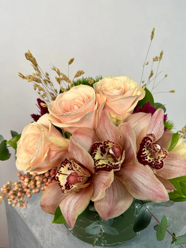 Yeşil Vazoda Somon Güller ve Simbidyum Mini