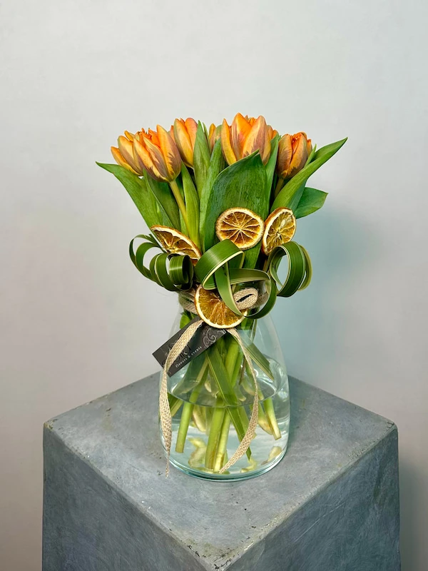 Cam Vazoda Turuncu Laleler